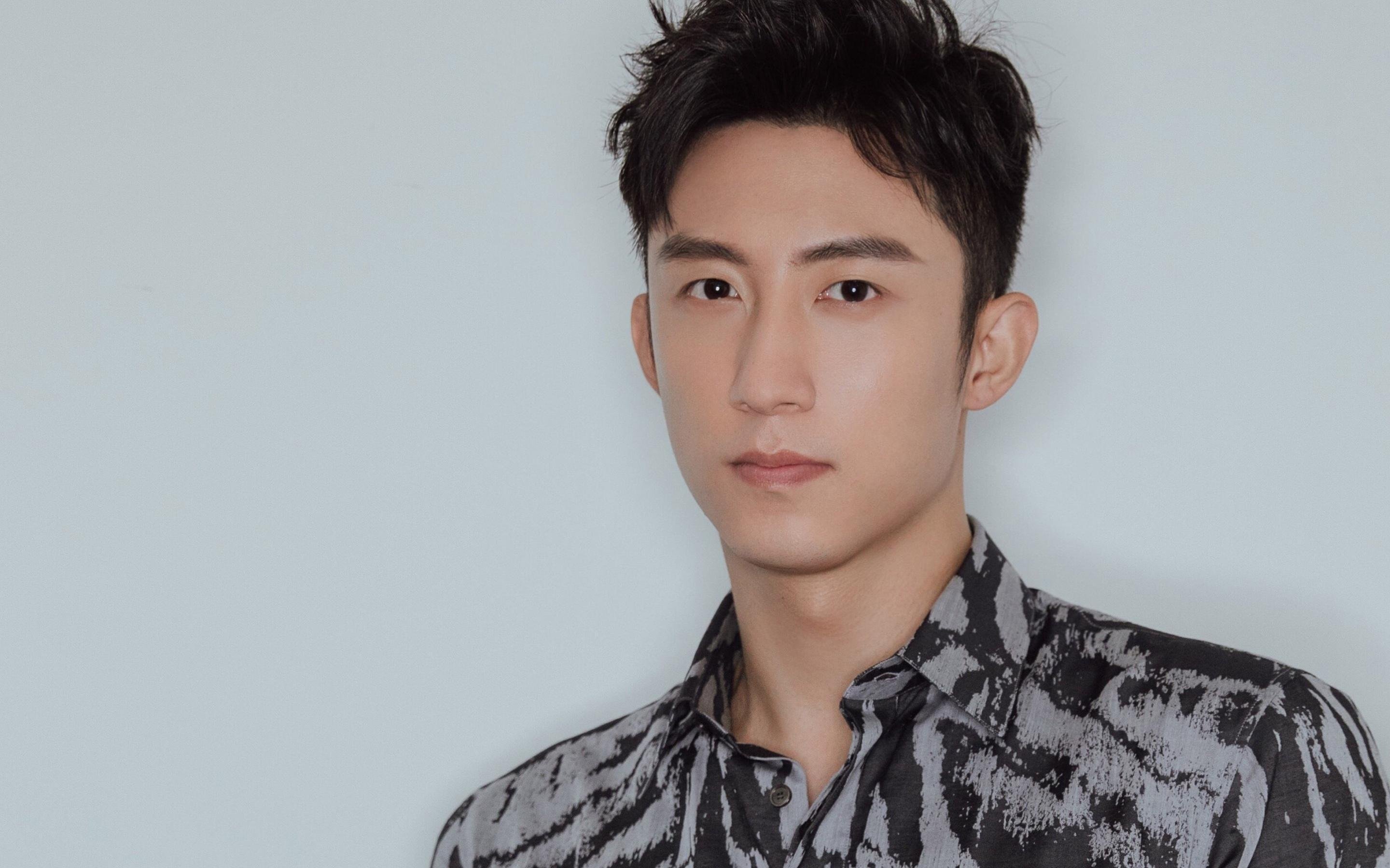 传奇骑手列车表演，骑术展示精彩纷呈，骑士骑车视频