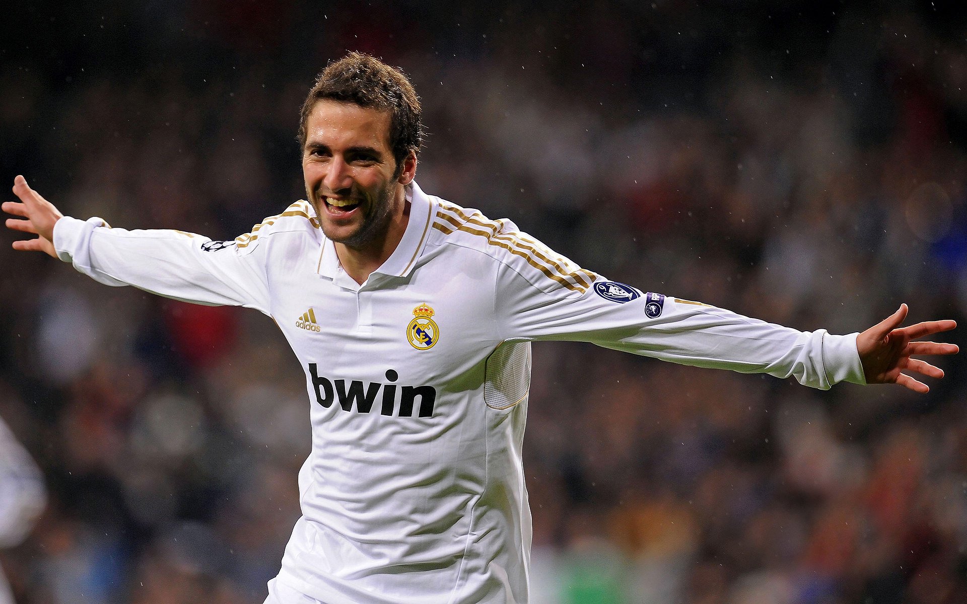 意甲激烈对抗，比分1-0，唯一入球由关键前锋完成，比赛亮点：射门精准度极高